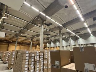 Het betreft de verhuur van een logistieke site, gelegen op een uitstekende locatie te Sint-Niklaas. De site ligt vlak bij de R42 met een vlotte ontsluiting naar de E17 (Antwerpen - Gent).

Het logistieke gebouw telt een oppervlakte van ca. 20 505 m², opg