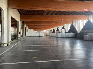 Het betreft de verhuur van een logistieke site, gelegen op een uitstekende locatie te Sint-Niklaas. De site ligt vlak bij de R42 met een vlotte ontsluiting naar de E17 (Antwerpen - Gent).

Het logistieke gebouw telt een oppervlakte van ca. 20 505 m², opg