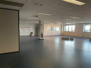 Het betreft de verhuur van een logistieke site, gelegen op een uitstekende locatie te Sint-Niklaas. De site ligt vlak bij de R42 met een vlotte ontsluiting naar de E17 (Antwerpen - Gent).

Het logistieke gebouw telt een oppervlakte van ca. 20 505 m², opg