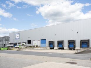 Het betreft de verhuur van 2 logistieke units logistieke nieuwbouw-hub op een strategische locatie in Zele, op een afstand van 1,5 km van de E17 (Antwerpen - Gent)

De 2 units kunnen samen of apart gehuurd worden.

UNIT 1 - magazijn van ca. 7 663 m² met 