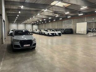 Het betreft de verhuur van een magazijn met kantoorruimte gelegen naast de E17 te Zwijndrecht. Deze site geniet een uitstekende nabij de Haven van Antwerpen en is ideaal gelegen tussen Antwerpen en Gent. Door haar ligging in KMO-gebied, biedt deze verschi