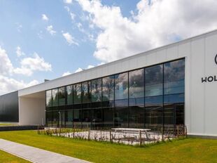 Op een strategische en uitstekend bereikbare locatie in Kontich bevindt zich dit instapklare en representatieve bedrijfsgebouw met een totale oppervlakte van 2.273 m&sup2;. Het pand combineert functionaliteit, ruimte en een verzorgde uitstraling, en vormt daa