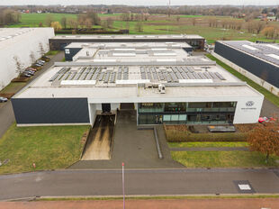 Op een strategische en uitstekend bereikbare locatie in Kontich bevindt zich dit instapklare en representatieve bedrijfsgebouw met een totale oppervlakte van 2.273 m&sup2;. Het pand combineert functionaliteit, ruimte en een verzorgde uitstraling, en vormt daa