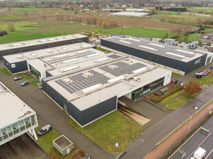 Op een strategische en uitstekend bereikbare locatie in Kontich bevindt zich dit instapklare en representatieve bedrijfsgebouw met een totale oppervlakte van 2.273 m&sup2;. Het pand combineert functionaliteit, ruimte en een verzorgde uitstraling, en vormt daa