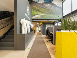 Op een strategische en uitstekend bereikbare locatie in Kontich bevindt zich dit instapklare en representatieve bedrijfsgebouw met een totale oppervlakte van 2.273 m&sup2;. Het pand combineert functionaliteit, ruimte en een verzorgde uitstraling, en vormt daa