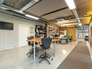 Op een strategische en uitstekend bereikbare locatie in Kontich bevindt zich dit instapklare en representatieve bedrijfsgebouw met een totale oppervlakte van 2.273 m&sup2;. Het pand combineert functionaliteit, ruimte en een verzorgde uitstraling, en vormt daa