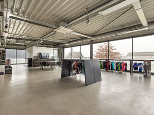 Op een strategische en uitstekend bereikbare locatie in Kontich bevindt zich dit instapklare en representatieve bedrijfsgebouw met een totale oppervlakte van 2.273 m&sup2;. Het pand combineert functionaliteit, ruimte en een verzorgde uitstraling, en vormt daa