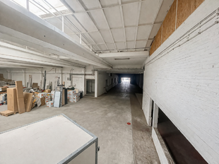 Dit bedrijfsgebouw is strategisch gelegen aan de Berlaarsesteenweg in Lier, met een uitstekende bereikbaarheid dankzij de onmiddellijke nabijheid van de ring. Deze centrale ligging garandeert een vlotte verbinding met omliggende steden en belangrijke inva