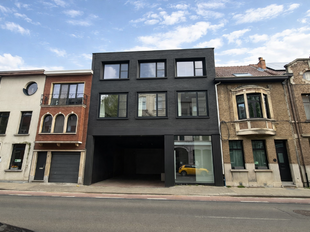 Dit bedrijfsgebouw is strategisch gelegen aan de Berlaarsesteenweg in Lier, met een uitstekende bereikbaarheid dankzij de onmiddellijke nabijheid van de ring. Deze centrale ligging garandeert een vlotte verbinding met omliggende steden en belangrijke inva