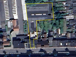 Dit bedrijfsgebouw is strategisch gelegen aan de Berlaarsesteenweg in Lier, met een uitstekende bereikbaarheid dankzij de onmiddellijke nabijheid van de ring. Deze centrale ligging garandeert een vlotte verbinding met omliggende steden en belangrijke inva