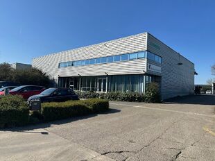 Het betreft de verkoop van een representatief bedrijfsgebouw op een perceel van ca. 8 559 m&sup2; in de industriezone "Pullaar 1" te Puurs. Dit gebouw geniet een strategische ligging dankzij de nabijheid van de A12 (Antwerpen - Brussel) op 2 km en de N16 (Mec