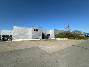 Het betreft de verkoop van een representatief bedrijfsgebouw op een perceel van ca. 8 559 m&sup2; in de industriezone "Pullaar 1" te Puurs. Dit gebouw geniet een strategische ligging dankzij de nabijheid van de A12 (Antwerpen - Brussel) op 2 km en de N16 (Mec