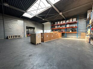 Het betreft de verkoop van een representatief bedrijfsgebouw op een perceel van ca. 8 559 m&sup2; in de industriezone "Pullaar 1" te Puurs. Dit gebouw geniet een strategische ligging dankzij de nabijheid van de A12 (Antwerpen - Brussel) op 2 km en de N16 (Mec