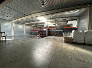 Het betreft de verkoop van een representatief bedrijfsgebouw op een perceel van ca. 8 559 m&sup2; in de industriezone "Pullaar 1" te Puurs. Dit gebouw geniet een strategische ligging dankzij de nabijheid van de A12 (Antwerpen - Brussel) op 2 km en de N16 (Mec