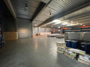 Het betreft de verkoop van een representatief bedrijfsgebouw op een perceel van ca. 8 559 m&sup2; in de industriezone "Pullaar 1" te Puurs. Dit gebouw geniet een strategische ligging dankzij de nabijheid van de A12 (Antwerpen - Brussel) op 2 km en de N16 (Mec