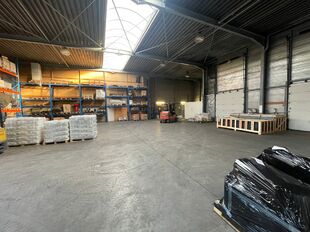 Het betreft de verkoop van een representatief bedrijfsgebouw op een perceel van ca. 8 559 m&sup2; in de industriezone "Pullaar 1" te Puurs. Dit gebouw geniet een strategische ligging dankzij de nabijheid van de A12 (Antwerpen - Brussel) op 2 km en de N16 (Mec