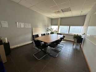 Het betreft de verkoop van een representatief bedrijfsgebouw op een perceel van ca. 8 559 m&sup2; in de industriezone "Pullaar 1" te Puurs. Dit gebouw geniet een strategische ligging dankzij de nabijheid van de A12 (Antwerpen - Brussel) op 2 km en de N16 (Mec