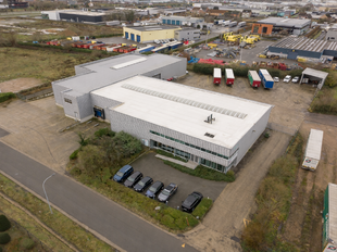 Het betreft de verkoop van een representatief bedrijfsgebouw op een perceel van ca. 8 559 m&sup2; in de industriezone "Pullaar 1" te Puurs. Dit gebouw geniet een strategische ligging dankzij de nabijheid van de A12 (Antwerpen - Brussel) op 2 km en de N16 (Mec