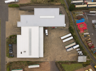 Het betreft de verkoop van een representatief bedrijfsgebouw op een perceel van ca. 8 559 m&sup2; in de industriezone "Pullaar 1" te Puurs. Dit gebouw geniet een strategische ligging dankzij de nabijheid van de A12 (Antwerpen - Brussel) op 2 km en de N16 (Mec