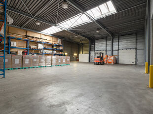 Het betreft de verkoop van een representatief bedrijfsgebouw op een perceel van ca. 8 559 m&sup2; in de industriezone "Pullaar 1" te Puurs. Dit gebouw geniet een strategische ligging dankzij de nabijheid van de A12 (Antwerpen - Brussel) op 2 km en de N16 (Mec
