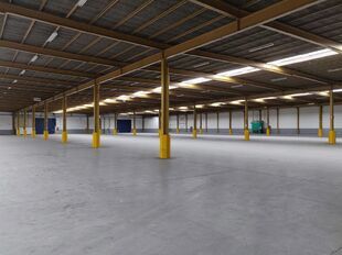 Dit strategisch gelegen buitenterrein bevindt zich in Industriepark-West in Sint-Niklaas, op slechts 2 km van op- en afrit 15 van de E17. Dankzij de centrale ligging zijn Antwerpen, Gent en de omliggende regio&rsquo;s via de N16 vlot bereikbaar, terwijl de si