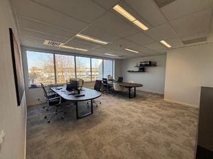 Stijlvolle en instapklare kantoorruimte te huur, gelegen aan de Kontichsesteenweg 54 te Aartselaar. Deze locatie geniet van een uitstekende bereikbaarheid dankzij de nabijheid van de E19 en de A12, wat zorgt voor een vlotte verbinding met Antwerpen en de 