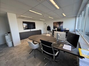 Stijlvolle en instapklare kantoorruimte te huur, gelegen aan de Kontichsesteenweg 54 te Aartselaar. Deze locatie geniet van een uitstekende bereikbaarheid dankzij de nabijheid van de E19 en de A12, wat zorgt voor een vlotte verbinding met Antwerpen en de 