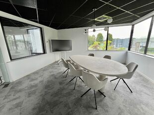 Stijlvolle en instapklare kantoorruimte te huur, gelegen aan de Kontichsesteenweg 54 te Aartselaar. Deze locatie geniet van een uitstekende bereikbaarheid dankzij de nabijheid van de E19 en de A12, wat zorgt voor een vlotte verbinding met Antwerpen en de 