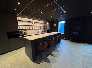 Stijlvolle en instapklare kantoorruimte te huur, gelegen aan de Kontichsesteenweg 54 te Aartselaar. Deze locatie geniet van een uitstekende bereikbaarheid dankzij de nabijheid van de E19 en de A12, wat zorgt voor een vlotte verbinding met Antwerpen en de 