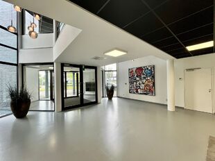 Stijlvolle en instapklare kantoorruimte te huur, gelegen aan de Kontichsesteenweg 54 te Aartselaar. Deze locatie geniet van een uitstekende bereikbaarheid dankzij de nabijheid van de E19 en de A12, wat zorgt voor een vlotte verbinding met Antwerpen en de 