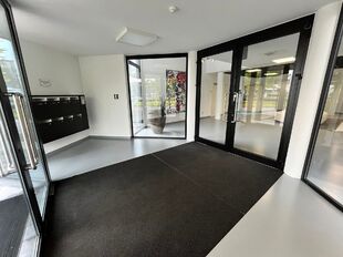 Stijlvolle en instapklare kantoorruimte te huur, gelegen aan de Kontichsesteenweg 54 te Aartselaar. Deze locatie geniet van een uitstekende bereikbaarheid dankzij de nabijheid van de E19 en de A12, wat zorgt voor een vlotte verbinding met Antwerpen en de 