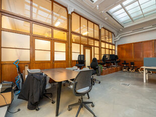 In het authentieke gebouw &lsquo;The Grain Embassy&rsquo; op het Eilandje komt deze uitzonderlijke commerci&euml;le ruimte beschikbaar. Dit karaktervolle pand biedt een unieke opportuniteit voor wie op zoek is naar een kantoorruimte of showroom te huur in Antwerpen m