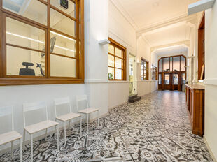 In het authentieke gebouw &lsquo;The Grain Embassy&rsquo; op het Eilandje komt deze uitzonderlijke commerci&euml;le ruimte beschikbaar. Dit karaktervolle pand biedt een unieke opportuniteit voor wie op zoek is naar een kantoorruimte of showroom te huur in Antwerpen m