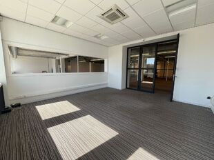 Deze kantoorruimte van ca. 600 m&sup2; bevindt zich op het gelijkvloers en biedt een vrije inrichting. De ruimte is momenteel reeds ingedeeld in een combinatie van open landschap en verschillende afzonderlijke kantoorruimtes, wat zorgt voor een praktische en 