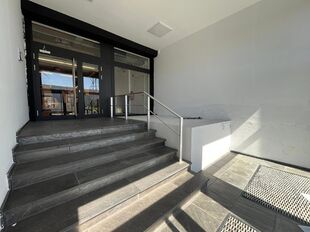 Deze kantoorruimte van ca. 600 m&sup2; bevindt zich op het gelijkvloers en biedt een vrije inrichting. De ruimte is momenteel reeds ingedeeld in een combinatie van open landschap en verschillende afzonderlijke kantoorruimtes, wat zorgt voor een praktische en 