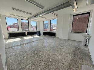 Deze kantoorruimte van ca. 600 m&sup2; bevindt zich op het gelijkvloers en biedt een vrije inrichting. De ruimte is momenteel reeds ingedeeld in een combinatie van open landschap en verschillende afzonderlijke kantoorruimtes, wat zorgt voor een praktische en 