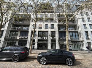 Deze kantoorruimte van ca. 270 m&sup2; bevindt zich op een absolute toplocatie aan de Leopold De Waelplaats, in het hart van het bruisende Antwerpen Zuid. De gelijkvloerse unit is gelegen onder de kantoren van projectontwikkelaar Vooruitzicht en combineert ee