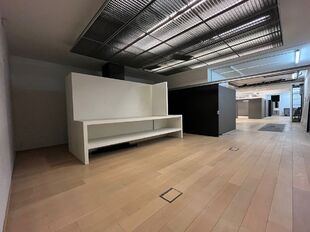 Deze kantoorruimte van ca. 270 m&sup2; bevindt zich op een absolute toplocatie aan de Leopold De Waelplaats, in het hart van het bruisende Antwerpen Zuid. De gelijkvloerse unit is gelegen onder de kantoren van projectontwikkelaar Vooruitzicht en combineert ee