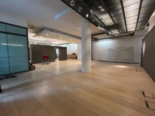 Deze kantoorruimte van ca. 270 m&sup2; bevindt zich op een absolute toplocatie aan de Leopold De Waelplaats, in het hart van het bruisende Antwerpen Zuid. De gelijkvloerse unit is gelegen onder de kantoren van projectontwikkelaar Vooruitzicht en combineert ee