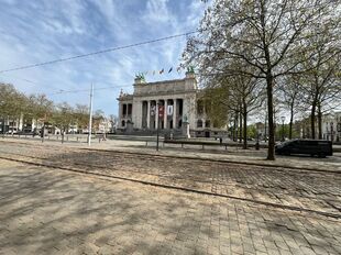Deze kantoorruimte van ca. 270 m&sup2; bevindt zich op een absolute toplocatie aan de Leopold De Waelplaats, in het hart van het bruisende Antwerpen Zuid. De gelijkvloerse unit is gelegen onder de kantoren van projectontwikkelaar Vooruitzicht en combineert ee