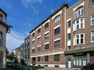 Deze instapklare kantoorruimte is gelegen aan de Oudesteenweg 33 te Antwerpen en heeft een totale oppervlakte van ca. 215 m², verdeeld over twee niveaus (gelijkvloers en -1). Dankzij de functionele indeling en kwalitatieve afwerking is deze ruimte uiterm