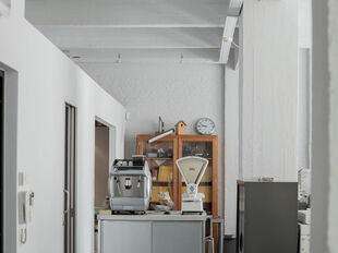 Deze instapklare kantoorruimte is gelegen aan de Oudesteenweg 33 te Antwerpen en heeft een totale oppervlakte van ca. 215 m², verdeeld over twee niveaus (gelijkvloers en -1). Dankzij de functionele indeling en kwalitatieve afwerking is deze ruimte uiterm