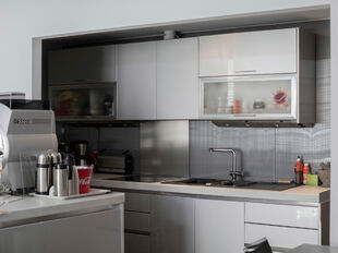 Deze instapklare kantoorruimte is gelegen aan de Oudesteenweg 33 te Antwerpen en heeft een totale oppervlakte van ca. 215 m², verdeeld over twee niveaus (gelijkvloers en -1). Dankzij de functionele indeling en kwalitatieve afwerking is deze ruimte uiterm