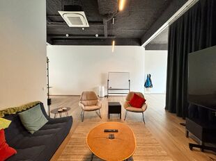 Het betreft een gelijkvloerse kantoorruimte gelegen op het Eilandje te Antwerpen. 

Het kantoor heeft een oppervlakte van ca. 120 m² en is modern afgewerkt.
Dankzij de grote raampartije, hoge plafonds en open landscape inrichting geniet men van een aang