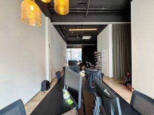 Het betreft een gelijkvloerse kantoorruimte gelegen op het Eilandje te Antwerpen. 

Het kantoor heeft een oppervlakte van ca. 120 m² en is modern afgewerkt.
Dankzij de grote raampartije, hoge plafonds en open landscape inrichting geniet men van een aang