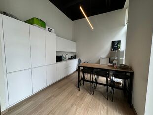 Het betreft een gelijkvloerse kantoorruimte gelegen op het Eilandje te Antwerpen. 

Het kantoor heeft een oppervlakte van ca. 120 m² en is modern afgewerkt.
Dankzij de grote raampartije, hoge plafonds en open landscape inrichting geniet men van een aang