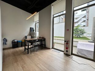 Het betreft een gelijkvloerse kantoorruimte gelegen op het Eilandje te Antwerpen. 

Het kantoor heeft een oppervlakte van ca. 120 m² en is modern afgewerkt.
Dankzij de grote raampartije, hoge plafonds en open landscape inrichting geniet men van een aang
