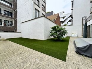 Het betreft een gelijkvloerse kantoorruimte gelegen op het Eilandje te Antwerpen. 

Het kantoor heeft een oppervlakte van ca. 120 m² en is modern afgewerkt.
Dankzij de grote raampartije, hoge plafonds en open landscape inrichting geniet men van een aang