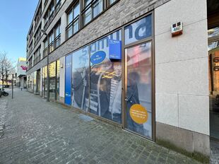 Het betreft een gelijkvloerse kantoorruimte gelegen op het Eilandje te Antwerpen. 

Het kantoor heeft een oppervlakte van ca. 120 m² en is modern afgewerkt.
Dankzij de grote raampartije, hoge plafonds en open landscape inrichting geniet men van een aang