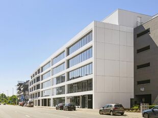 In de Generaal Lemanstraat 61 te Antwerpen-Berchem bevindt zich een recent gerenoveerde kantoorruimte met een eigentijdse uitstraling, volledig aangepast aan de noden van de moderne kantoorgebruiker anno 2025-2026.
Het gelijkvloers beschikt over een oppe